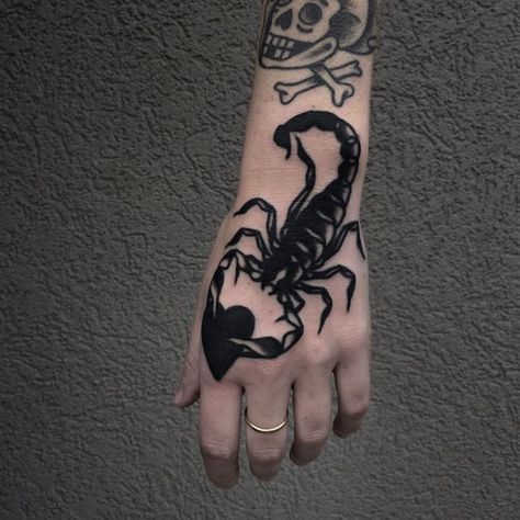 Infected Tattoo, Traditional Hand Tattoo, Tattoo On Hand, Scorpio Tattoo, Scorpion Tattoo, Inspiration Tattoos, Stylist Tattoos, Old Tattoos, Classic Tattoo