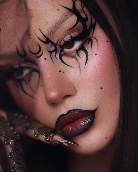 Dark Festival Makeup, Crazy Goth Makeup, Colorful Grunge Makeup, Cybersigilism Makeup, Metal Makeup Looks, Makeup Looks Artistic, Goth Eyeliner Designs, Moon Witch Makeup, Halloween Aesthetic Makeup