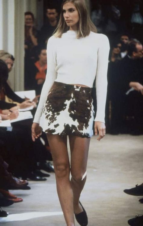 em BLM on Twitter: "cow print at prada ss 91… " 1990s Fashion, Mode Inspo, 가을 패션, Mode Vintage, Short Skirt, Mode Inspiration, Cow Print, Outfits Casuales, 90s Fashion