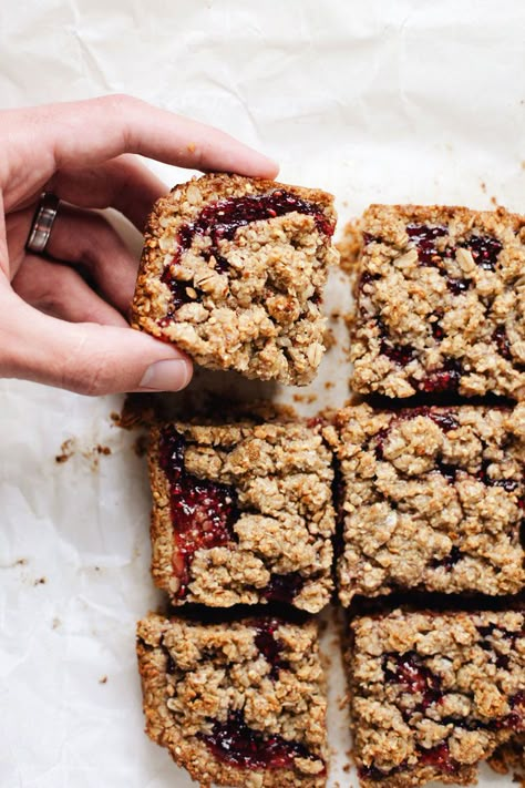 Irresistible 6 Ingredient Jam Crumble Bars! These are so easy to make, delicious, peanut buttery, and perfect for a healthy dessert or snack. Raspberry Oatmeal Bars, Oatmeal Squares, Jam Bars, Raspberry Oatmeal, Plats Healthy, Oatmeal Bars, Healthy Sweets, Healthy Dessert Recipes, Gluten Free Desserts