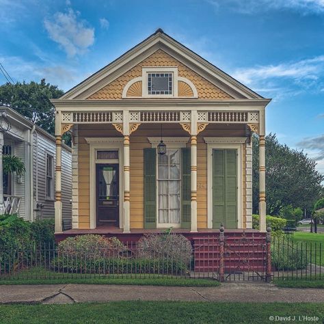 Creole Style Homes, Victorian Trim, Suburban Houses, Louisiana House, Fairytale Houses, New Orleans Architecture, Creole Cottage, Victorian Exterior, Shotgun House