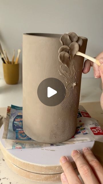 Hand Built Pottery Vase, Useful Clay Projects Ideas, Keramiikka Ideas, Ceramica Gres Ideas, Pottery Art Ideas, Ceramica Fria Ideas, Pottery Vase Ideas, Ceramic Ideas Pottery, Cardboard Crafts Decoration