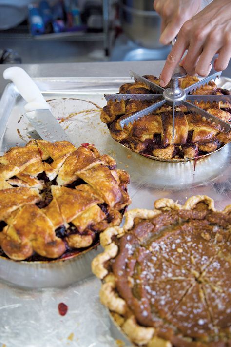 Sister Pie - Flourish - King Arthur Flour: At Sister Pie bakery in Detroit, Lisa Ludwinski puts local produce and care for people into every creative, delicious pie. Sister Pie, Pie Restaurant, Ceramic Pie Dish Handmade, Pie Store, Pie Eating Contest, Thea Stilton, Pie Bakery, Momofuku Milk Bar, Opening A Bakery