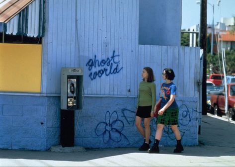 Ghost World Movie, Ghost World, Cinematic Photography, Movie Clip, Coming Of Age, Film Aesthetic, Film Stills, Scarlett Johansson, Cinematography