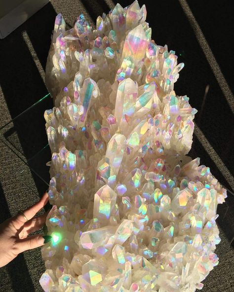 Aura Quartz Cluster, Crystal Vibes, Crystal Aesthetic, Aura Crystals, Angel Aura Quartz, Pretty Rocks, Crystal Therapy, Crystal Magic, Angel Aura