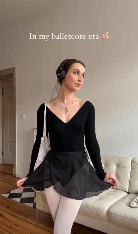 Black Pointe Shoes Aesthetic, Dark Ballerina Outfit, Ballerina Outfit Black, Simple Ballet Outfits, Ballet Sleaze Aesthetic, Black Balletcore Outfit, Black Ballet Skirt Outfit, Balletcore Workout Outfits, Aesthetic Ballet Outfit