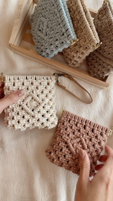 Macrame Pouch, Crochet Pouf, Finger Crochet, Macrame Swing, Crochet Phone Cases, Macrame Wall Hanging Patterns, Diy Weaving, Crochet Handbags Patterns, Macrame Patterns Tutorials