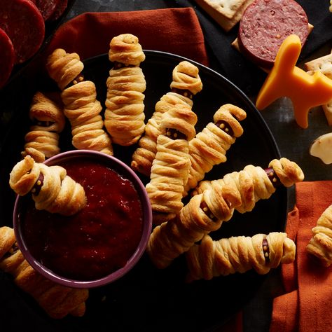 Sausage Mummies, Halloween Appetizer, Halloween Appetizers Easy, Mummy Recipes, Entertaining Appetizers, Easy Halloween Snacks, Natural Cheese, String Cheese, Halloween Appetizers