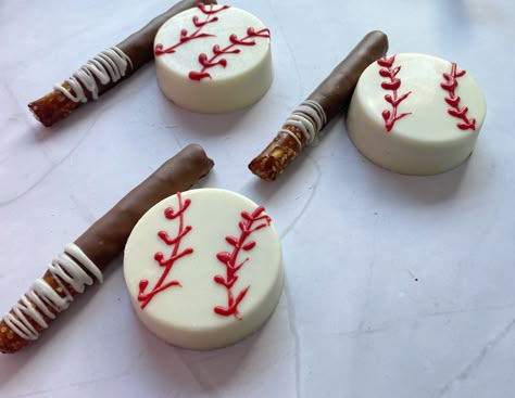 Baseball Theme Chocolate Covered Oreos: A Home Run for Any Event Celebrate your special occasion with baseball-themed chocolate-covered Oreos, a perfect blend of fun and flavor. These delightful treats are ideal for baby showers, birthday parties, and any event where a touch of sportiness is welcome.  Unique Design - **Hand-Piped Red Stitching Each Oreo is meticulously decorated to resemble a baseball, with hand-piped red stitching adding an authentic touch. This detail makes these treats a stan Baseball Themed Desserts, Baseball Theme Desserts, Baseball Sweets, Baseball Oreos, Baseball Theme Baby Shower Ideas, Baseball Dessert Table, Baseball Desserts, Themed Chocolate Covered Oreos, Sports Treats