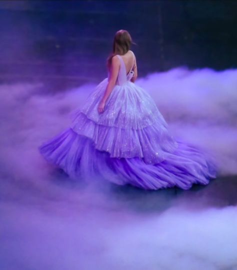 Aesthetic Dress Outfit, Taylor Swift Enchanted, Enchanted Dress, Taylor Swift Images, Dream Collage, Swift Aesthetic, Photos Of Taylor Swift, Lover Dress, Taylor Swift Speak Now