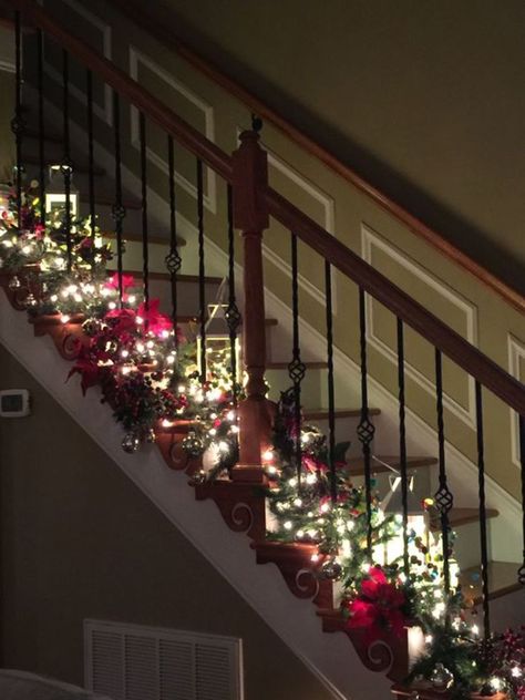 Christmas Decorated Staircase Railings, Christmas Stairway Decorations, Stairway Decorating Christmas, Staircase Christmas Decor Railings, Xmas Stairs, Stairway Decor Ideas, Brooklyn Christmas, Christmas Stairway, Stairway Garland