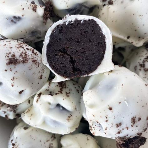 How To Make Oreo Balls, Oreo Recipes Easy 3 Ingredients, Oreo Cheese Ball, Best Oreo Balls, Family Dessert Ideas, Oreo Balls Recipe 3 Ingredients, Group Food Ideas, Oreo Snack, Cocoa Balls