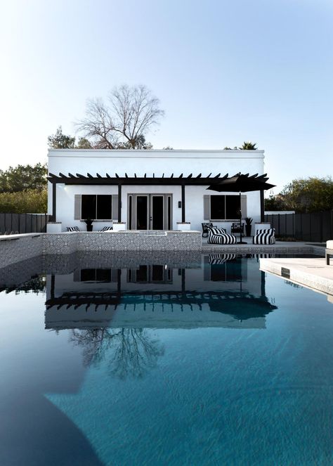 Black And White Pool, Pool Pergola, White Pool, Modern Pool House, White Pergola, Spanish Revival Home, Outside Pool, Modern Pool, Large Pool