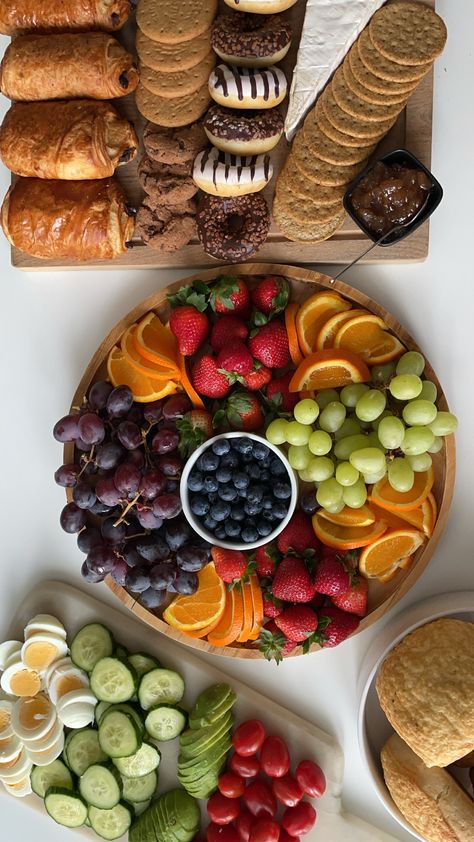 Fruit Table Design Ideas, Birthday Breakfast Brunch Ideas, Aesthetic Brunch Table, Birthday Breakfast Healthy, Fruit Platter Breakfast, Healthy Afternoon Tea, Brunch Fruit Platter, Fruit Platter Aesthetic, Brunch Ideas Aesthetic