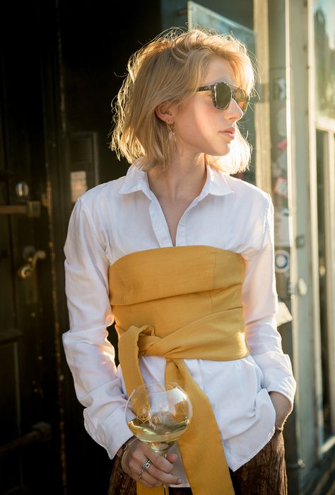 Street style outfit inspiration: what to wear with strapless tops from @stylecaster | 'Couture Kulten' blogger in marigold tie top over white button-down Strapless Top Outfit, Ropa Upcycling, Couture Mode, Strapless Tops, Summer Style Casual, Bustiers, Instagram Foto, Business Casual Outfits, Street Style Outfit