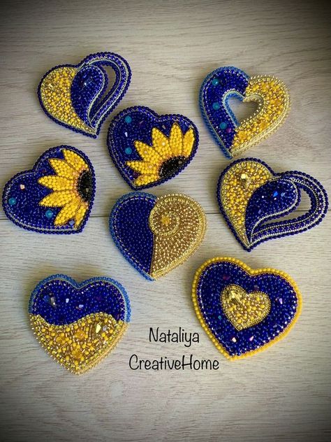 Bead Work On Fabric, How To Bead Embroidery, Beaded Brooch Diy, Bead Work Embroidery, Embroidered Brooches, Bead Brooch, Diy Earrings Easy, Beading Embroidery, Hand Beaded Embroidery