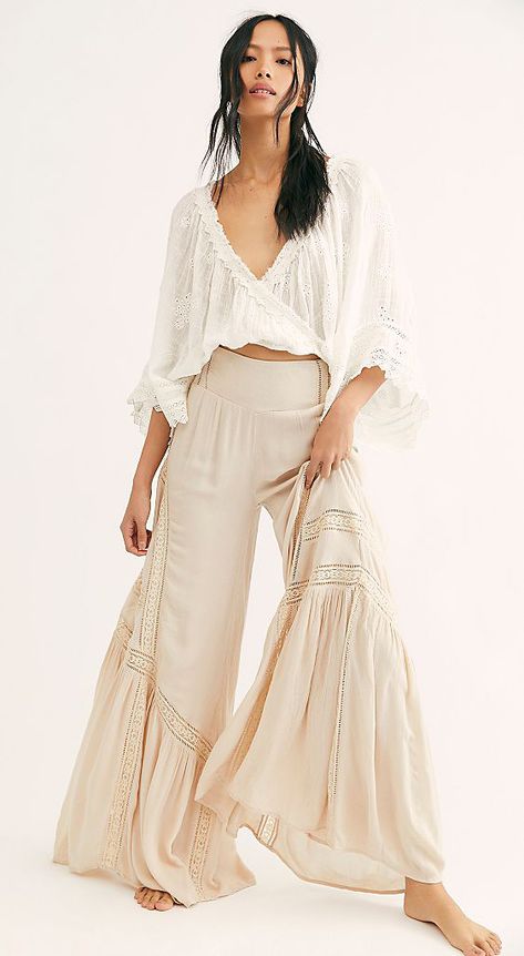 boho-chic style | vintage style | bohemian fashion | boho pants | hippie style | '70s fashion ... Bohemian Pants, Outfit Essentials, Balloon Pants, Pants Outfit Casual, Estilo Hippie, Lace Pants, Bohemian Tops, Printed Wide Leg Pants, Boho Pants