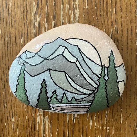 Painted Rock Mountain Scene, Rock Painting Nature, Nature Rock Painting, Rock Painting Mountains, Easy Stone Painting Ideas, Alaska Painting, Winter Holiday Decorations, Diy Rock Art, Friend Painting