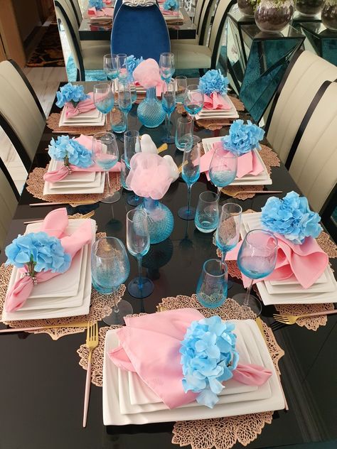 Blue And Pink Table Setting, Easter Dinner Tablescape, Easter Dinner Table Setting, Table Settings For Parties, Pink Table Settings, Blue Table Settings, Easter Dinner Table, Crockery Design, Dinner Party Decorations