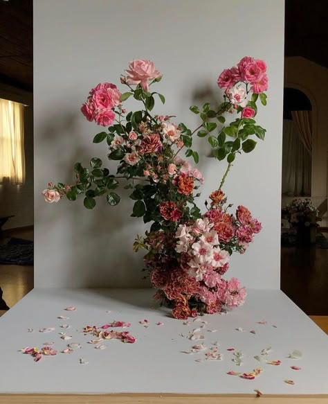 Two of my favourites! Rosa by @fjura_ | Instagram Rose Floral Arrangements, Bright Florals, Modern Flower Arrangements, Rose Arrangements, Pink Wedding Flowers, Floral Photo, Pink Design, Flower Lover, Modern Floral