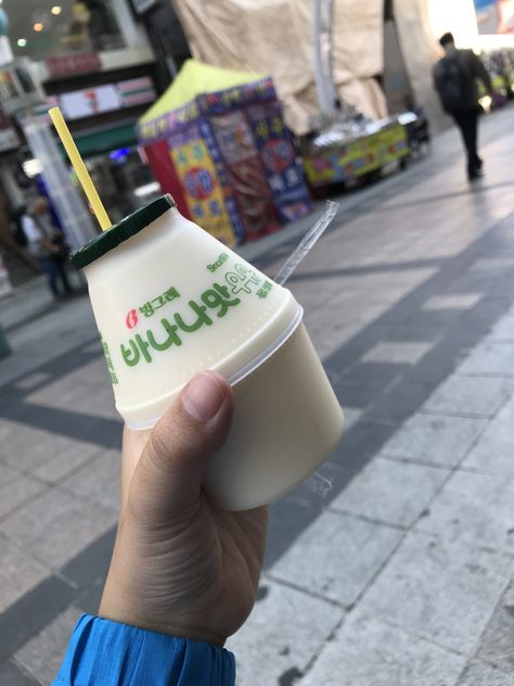 Korean 7 Eleven Food, Korea 7 Eleven, Banana Milk Aesthetic, Kopi Starbucks, Convince Store, Korean Milk, Korean Drinks, South Korea Seoul, Banana Milkshake