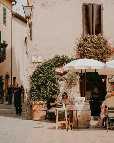 After a very long wait, we’ve finally started releasing our Tuscany guides (just a few years late), featuring Florence, San Gimignano, and Pienza. They’re super in depth, and feature some of our best photography ever, so if you’re planning on visiting this summer, you know where to look 💛 Link in bio - under The Best of Italy 🇮🇹 . . #IChoseToWander #TCWPresets . . . . #Florence #ItalianSummer #italylovers #italyvacation #forbestravelguide #ig_europa #igitalia #italy_ig #italytravel #passio... Tuscany Italy Photography, Florence Summer, Pienza Italy, Italy Countryside, Lemon Painting, Italian House, Best Of Italy, Rustic Italian, Italy Photography