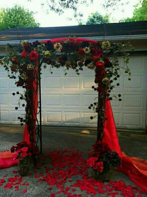 Arbor Arch, Halloween Weddings, Fall Wedding Arches, Dark Wedding Theme, Rustic Wedding Decorations, Halloween Themed Wedding, Red Wedding Flowers, Wedding Arches, Hal Decor