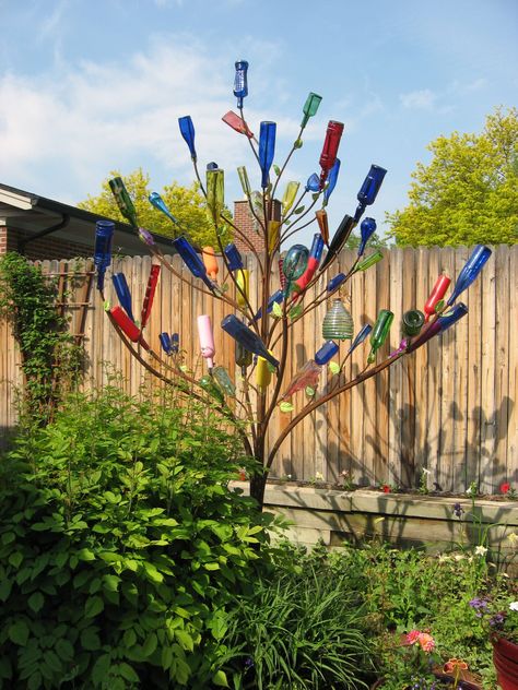 Garden Wine Bottle Tree | See this plus more great outdoor wine bottle art ideas on our blog page | #ContainerWaterGardens #UsedWineBottleIdeas Wine Bottle Trees, Old Wine Bottles, Bottle Trees, Bottle Tree, Tree Garden, Rainbow Tree, Fence Art, Wine Bottle Art, Bottle Garden