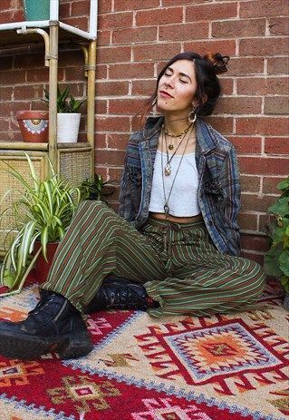 Check out these 70s outfits and 70s fashion for any 70s party! 70s Outfit Inspiration, Hippie Fits, 70s Outfit, Looks Hippie, Mode Hippie, 70s Inspired Fashion, Drawstring Trousers, Women Trousers, 70s Outfits