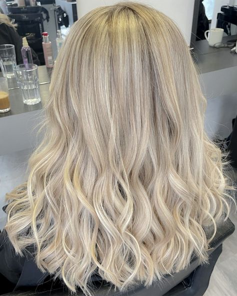 A buttercup blonde by Lucy 🌼 Technique - full head of foils Process time - 45 minutes Bleach - blonde me Schwarzkopf Toner - 15g 9,5-19, 15g 9,5-1, 30g 9,5-4 Full Head Of Foils Blonde, Blonde Half Head Foils, Foils Hair Blonde, Half A Head Of Foils, Schwarzkopf Toner, Full Foil Blonde, Blonde Full Head Highlights, Full Head Blonde Foils, Half Head Foils Blonde