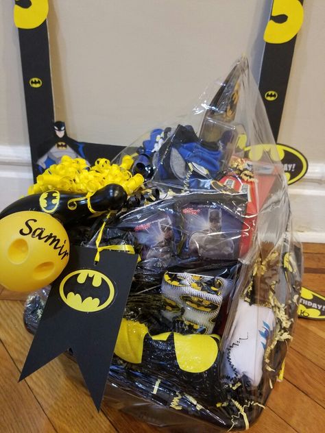 Batman Gift Basket for a Batman Bowling Party. (Side) Batman Gift Basket, Bf Gift Basket, Batman Easter Basket, Batman Valentines, Diy Valentine Gifts For Boyfriend, Bf Gift, Batman Gifts, Dog Treats Homemade Easy, Spiderman Gifts