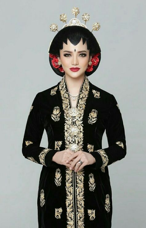 Baju nikah adat Jawa reference /'ijopeni'/ Nikah Adat Jawa, Make Up Korean, Pose Pengantin, Javanese Wedding, Wedding Makeup For Brunettes, Indonesian Culture, Kebaya Wedding, Adat Jawa, Indonesian Wedding