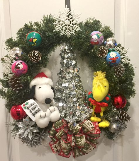 Snoopy Christmas wreath Snoopy Wreath Christmas, Snoopy Door Decorations Christmas, Snoopy Christmas Wreath, Snoopy Wreath, Charlie Brown Christmas Decorations, Snoopy Christmas Decorations, Crochet Nautical, Christmas Snoopy, Wreath Inspiration