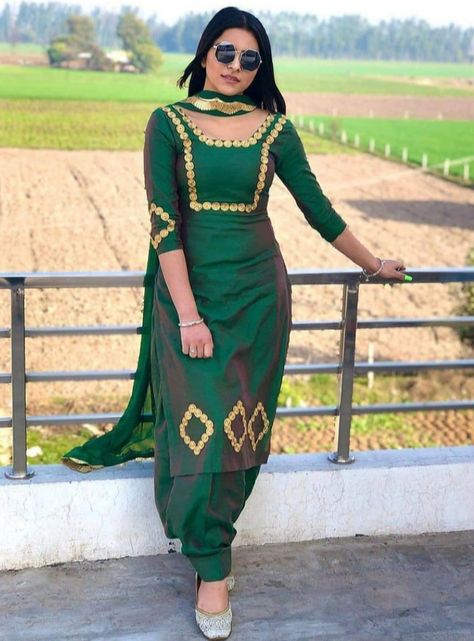 Punjabi Dress Design, Punjabi Suit Neck Designs, Custom Design Dress, Suit Neck Designs, Patiyala Dress, Patiala Suit Designs, Dressing Design, Punjabi Suits Designer Boutique, Lace Suit