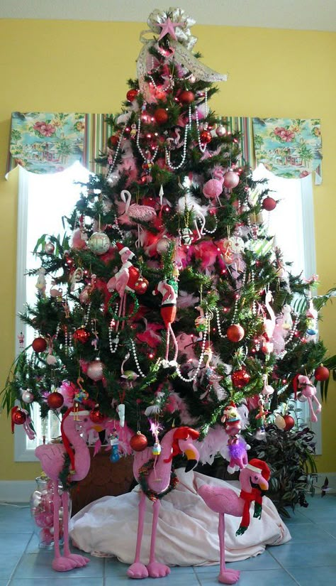 Flamingo Tree, Themed Christmas Trees, Christmas Flamingo, Fancy Flamingo, Florida Christmas, Blue Christmas Decor, Grinch Christmas Decorations, Beachy Christmas, A Pink Christmas