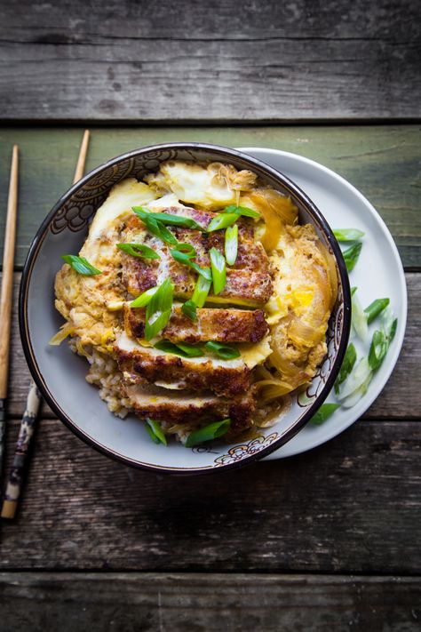 Katsudon is made of tonkatsu cooked with eggs simmering in sweet and savory broth and served over rice. A perfect delicious rice bowl Japanese Pork Cutlet, Asian Pork Recipes, Chinese Fish, Asian Noodle Dishes, Asian Side Dishes, Pork Cutlet, Chicken Menu, Delicious Rice, Asian Pork