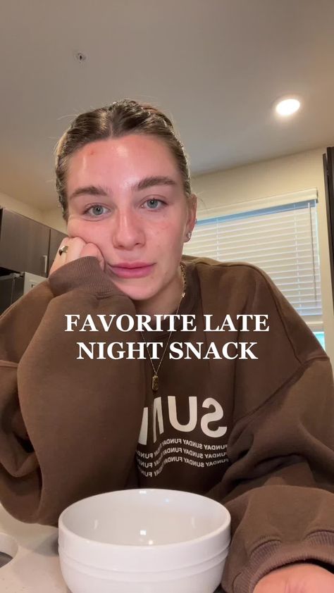 Healthy Munchies Snacks Late Nights, Late Night Sweet Snacks, Late Night Snacks Aesthetic, Munchies Snacks Late Nights, Easy Late Night Snacks, Late Night Snack Ideas, Late Night Snacks Easy, Bedtime Snack, Munchies Snacks