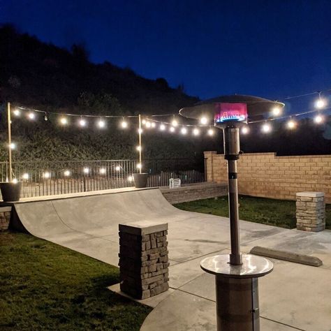 Home Made Skate Park, Skate Park In Backyard, Garden Skate Ramp, Backyard Skate Park, Home Skatepark, Backyard Skatepark Ideas, Skatepark Backyard, Backyard Miniramp, Skate Ramps Backyard