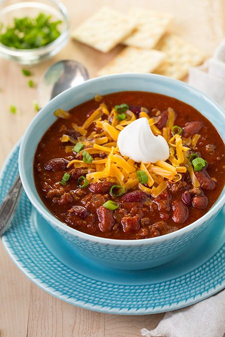 Nothing says fall like a big bowl of chili! In my home, during the cold winter months, I make chili about once every other week. I love chili. I was raised on the stuff. It’s hearty, flavorful, and it’s simply a perfect blend of so many delicious ingredients. Slow Cooker Chili Easy, Chili Easy, Tarte Fine, Chilli Recipes, Slow Cooker Chili, Winter Soups, Cooking Classy, Crock Pot Cooking, Chili Recipe