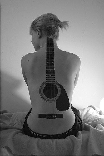 Guitar Tattoo - Very cool! Guitar Tattoo Design, Tattoo Son, Cool Back Tattoos, Sick Tattoo, Guitar Tattoo, Geniale Tattoos, E Tattoo, Music Tattoo, Music Tattoos