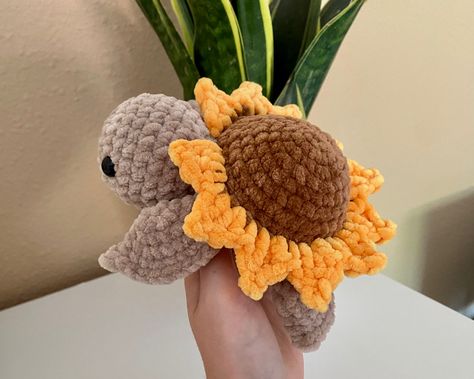 Turtle Plushie Crochet, Crochet Turtle Ideas, Crochet Sunflower Turtle, Crochet Turtles, Sunflower Turtle, Chunky Yarn Crochet Pattern, Turtle Amigurumi, Crochet Turtle Pattern, Turtle Crochet