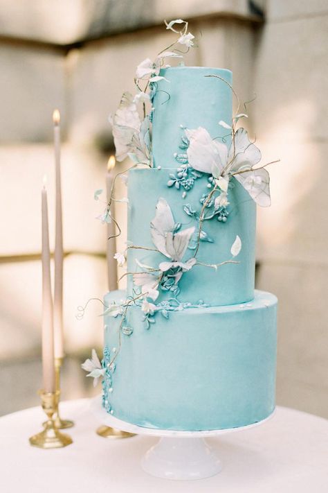 A Tiffany Blue wedding cake! Photo: @lindleybattlephotography Ukrasavanje Torti, Tiffany Blue Wedding Cake, Tiffany Blue Cakes, Battle Photography, Tiffany Cakes, Blue Wedding Cake, Modern Romantic Wedding, Tiffany Blue Wedding, Creative Wedding Cakes