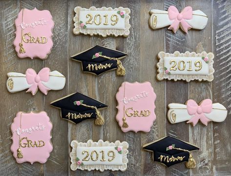 Pink And Gold Graduation Cookies, Graduation Party Cookie Ideas, Graduation Party Pink And Gold, Graduation Decorated Sugar Cookies, Graduation Cookies Pink, Graduation Party Ideas Pink And Gold, Pink Grad Cookies, Pink Graduation Cupcakes, Floral Graduation Cookies