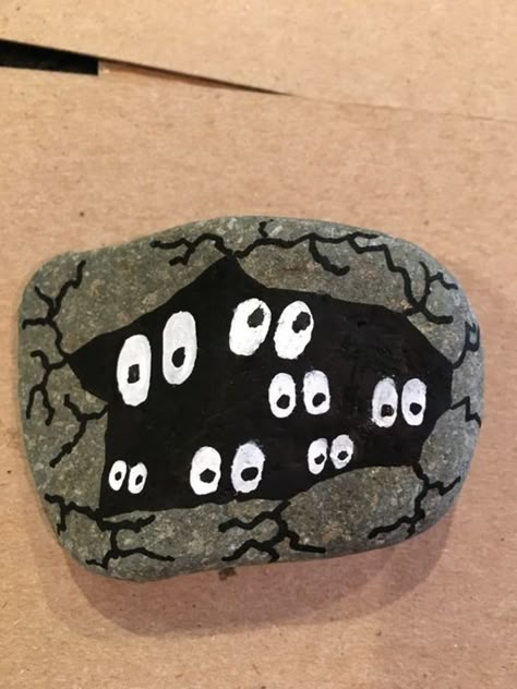 Halloween Rock Painting Ideas Easy, Halloween Rock Painting Ideas, Halloween Rock Painting, Halloween Painted Rocks, Many Eyes, Garden Rock Art, Painted Rock Animals, Diy Rock Art, Halloween Rocks