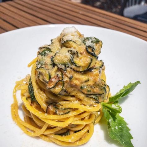 Spaghetti Alla Nerano Stanley Tucci, Stanley Tucci Zucchini Pasta, Amalfi Coast Recipes, Pasta Nerano, Spaghetti Nerano, Nerano Spaghetti, Zucchini Pasta Recipes, Pasta Italiana, Stanley Tucci