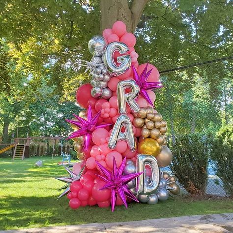 Balloon Backdrop Ideas Graduation, Grad Balloon Garland, Senior Balloon Arch, College Balloon Garland, Graduation Party Outdoor Ideas, Balloon Arch Ideas For Graduation, Balloon Arch With Numbers, Ballon Arch Grad Party, Graduation Party Balloon Arch