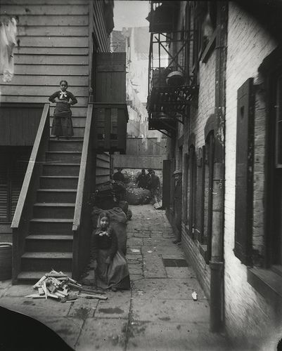 Jacob Riis. Baxter Street in Mulberry Bend, Lower East Side, New York. Preus Museum via Flickr. Jacob Riis, Kota New York, Street Alley, Old New York City, Old Nyc, Nyc History, Haunting Photos, Vintage Nyc, New York Vintage