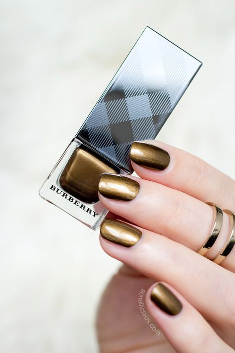 Dark Gold Nails, Gold Nails Polish, Gold Nail Detail, Gold Polish Nails, Metallic Gold Nail Polish, Metalic Gold Nail Polish, Burberry Nails, Brass Nails, Bronze Nails