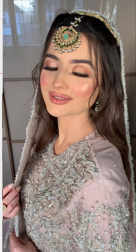 Nikkah Bride Makeup Look, Soft Bridal Makeup Pakistani, Natural Nikkah Makeup, Soft Glam Pakistani Bridal Makeup, Pakistani Engagement Makeup Look, Soft Glam Pakistani Makeup, Nikkah Makeup Looks Simple, Soft Indian Bridal Makeup, Pakistani Light Makeup