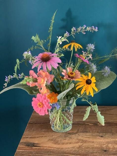 Flower Vase Reference, Black Eyed Susan Bouquet, Coneflower Bouquet, Cone Flower Bouquet, Zinnia Arrangements, Vase Reference, Zinnia Bouquet, Wildflower Arrangements, Black Eyed Susan Flower